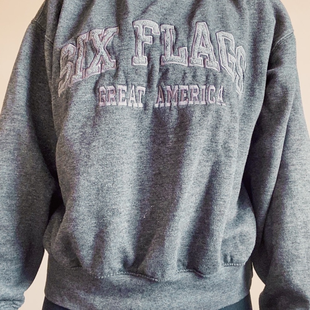 Six Flags Crewneck✨